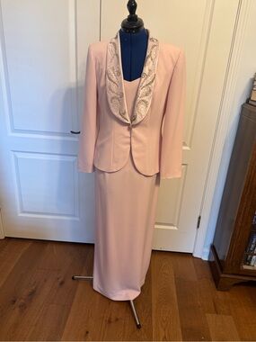 Elegant Women's Blush Pink Two-Piece Dress Suit with Embroidered Shawl Collar